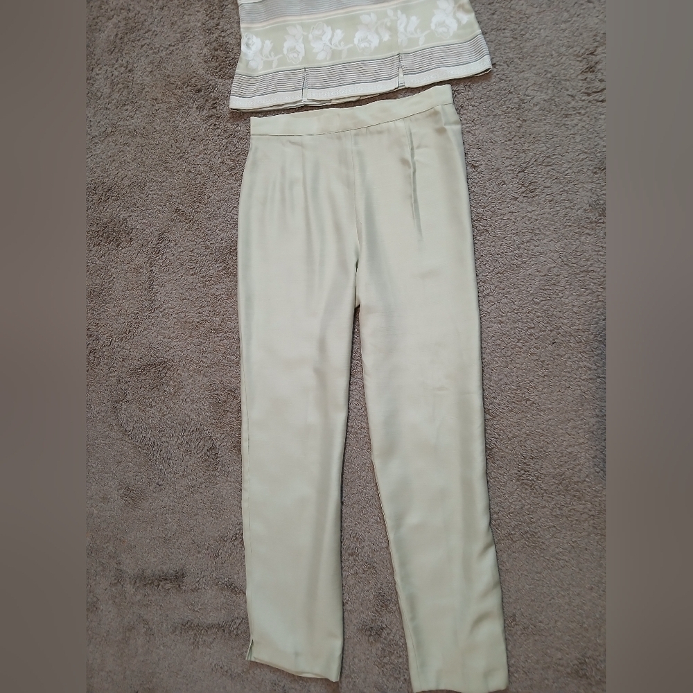 Elegant Women's Green Pantsuit - Picture 3 of 11